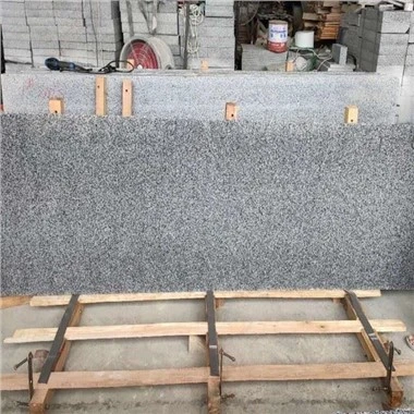 Tummanharmaa graniittilaatta