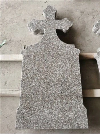 Vaaleanpunaiset hautakivet ja monumentit