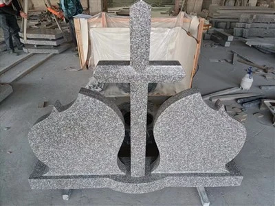 G664 Graniittiristin hautakivi